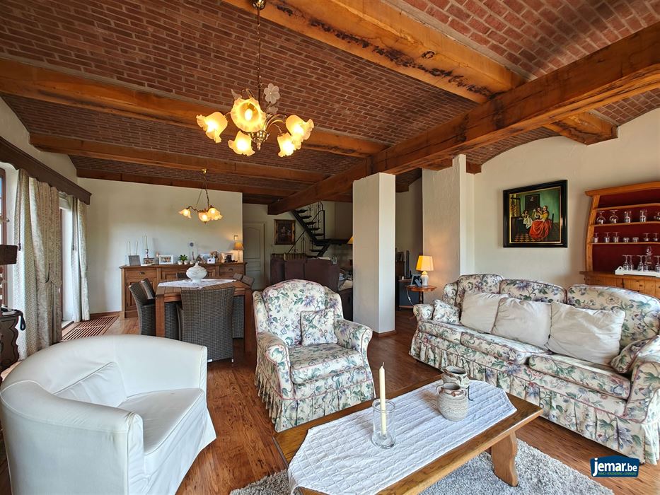 Half- open woning met 4 slaapkamers en apart garage