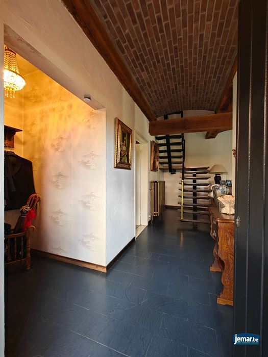 Half- open woning met 4 slaapkamers en apart garage