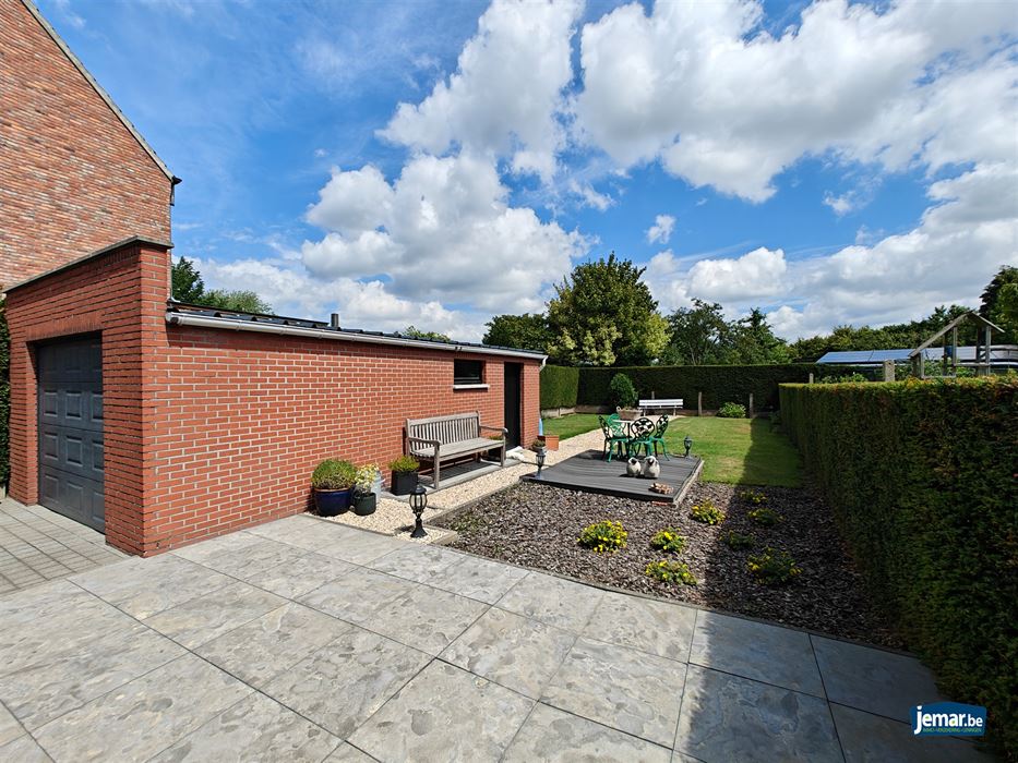 Half- open woning met 4 slaapkamers en apart garage