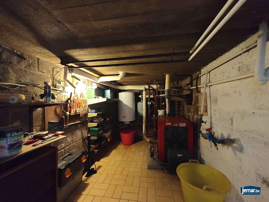 Half- open woning met 4 slaapkamers en apart garage
