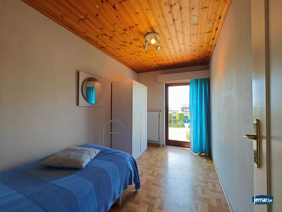 Half- open woning met 4 slaapkamers en apart garage