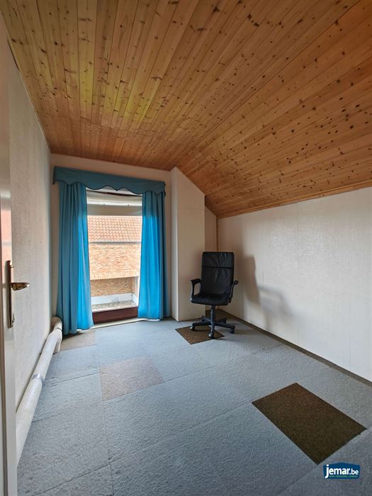 Half- open woning met 4 slaapkamers en apart garage