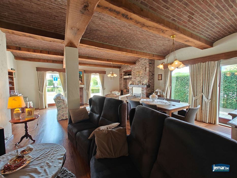 Half- open woning met 4 slaapkamers en apart garage