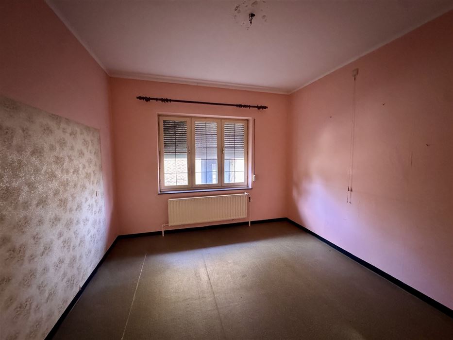 Te renoveren vrijstaande woning met 2 slaapkamers