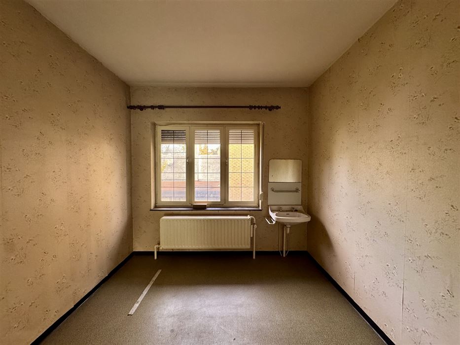 Te renoveren vrijstaande woning met 2 slaapkamers