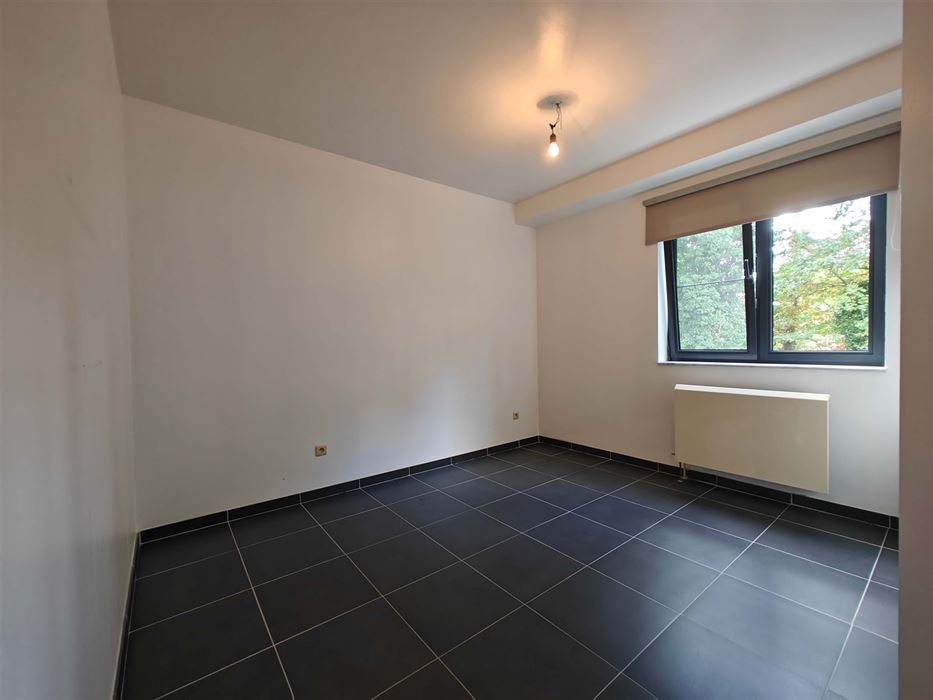 Instapklaar gerenoveerd appartement met 2 slaapkamers, ondergrondsparking en berging