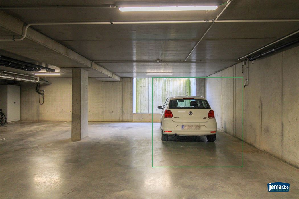 Instapklaar, gelijkvloers en energiezuinig appartement met terras en autostaanplaats in Opgrimbie!