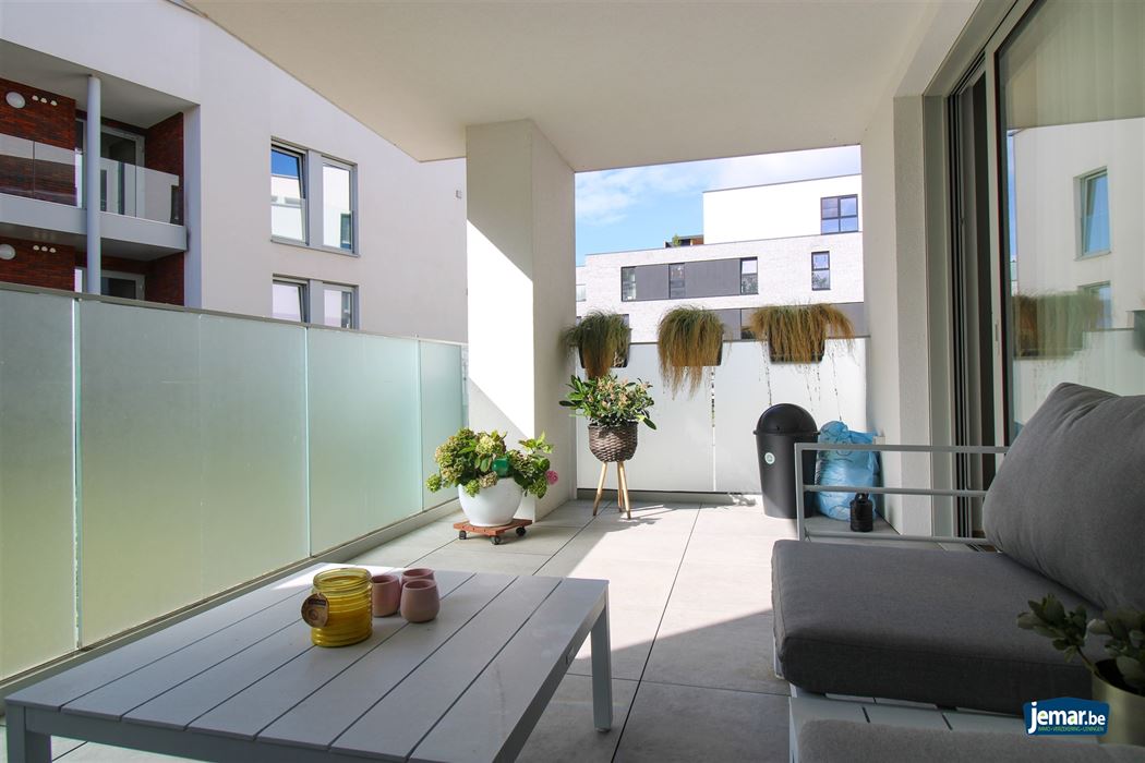 Instapklaar, gelijkvloers en energiezuinig appartement met terras en autostaanplaats in Opgrimbie!