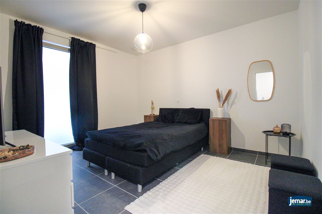 Instapklaar, gelijkvloers en energiezuinig appartement met terras en autostaanplaats in Opgrimbie!