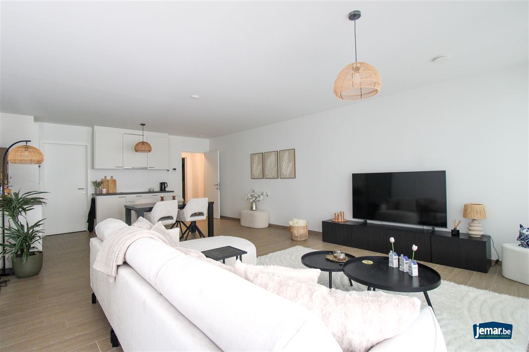 Instapklaar, gelijkvloers en energiezuinig appartement met terras en autostaanplaats in Opgrimbie!