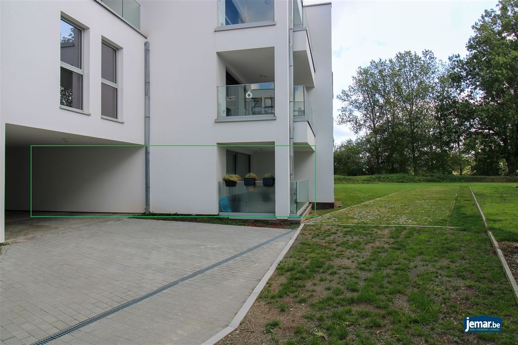 Instapklaar, gelijkvloers en energiezuinig appartement met terras en autostaanplaats in Opgrimbie!