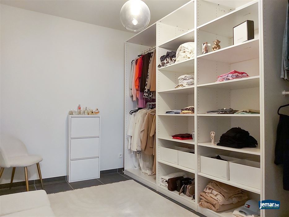 Instapklaar, gelijkvloers en energiezuinig appartement met terras en autostaanplaats in Opgrimbie!