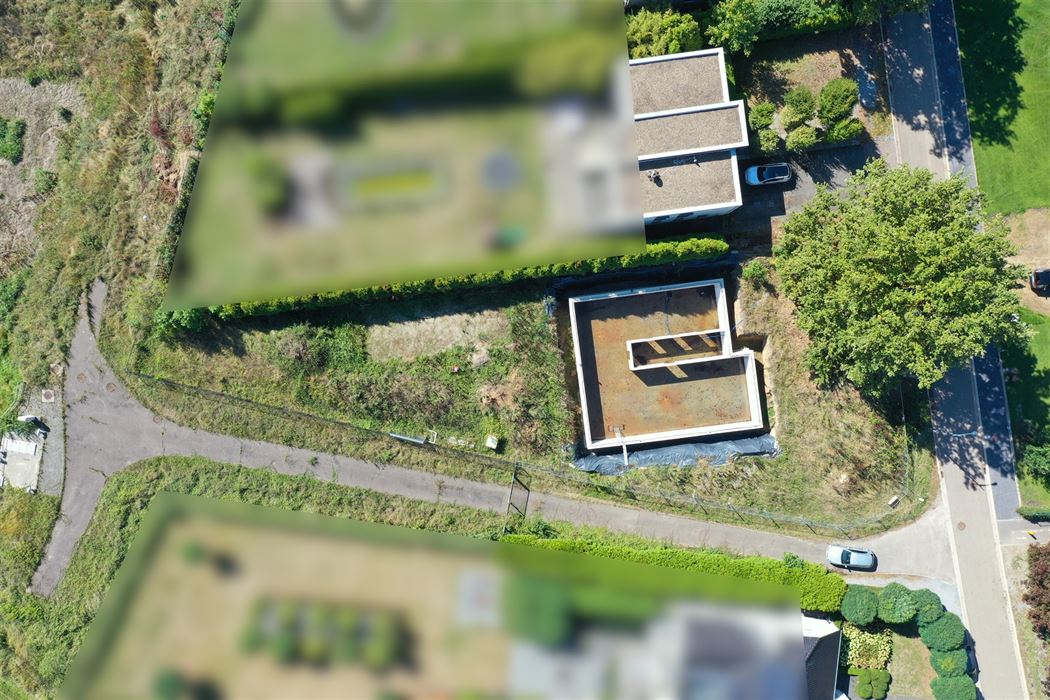 Open bebouwing met gegoten kelder