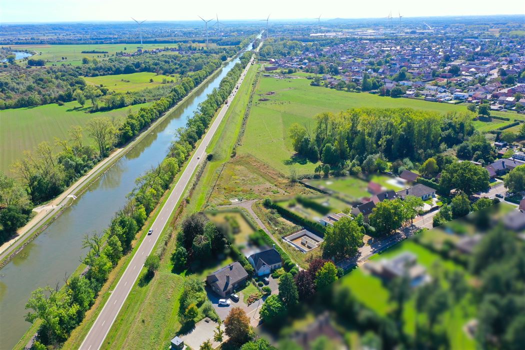 Open bebouwing met gegoten kelder