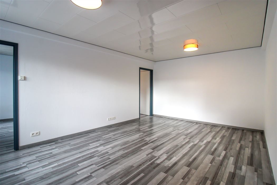 Instapklare gezinswoning met aparte woonunit, 4 slaapkamers en inpandige garage op ruim perceel in hartje Maasmechelen!