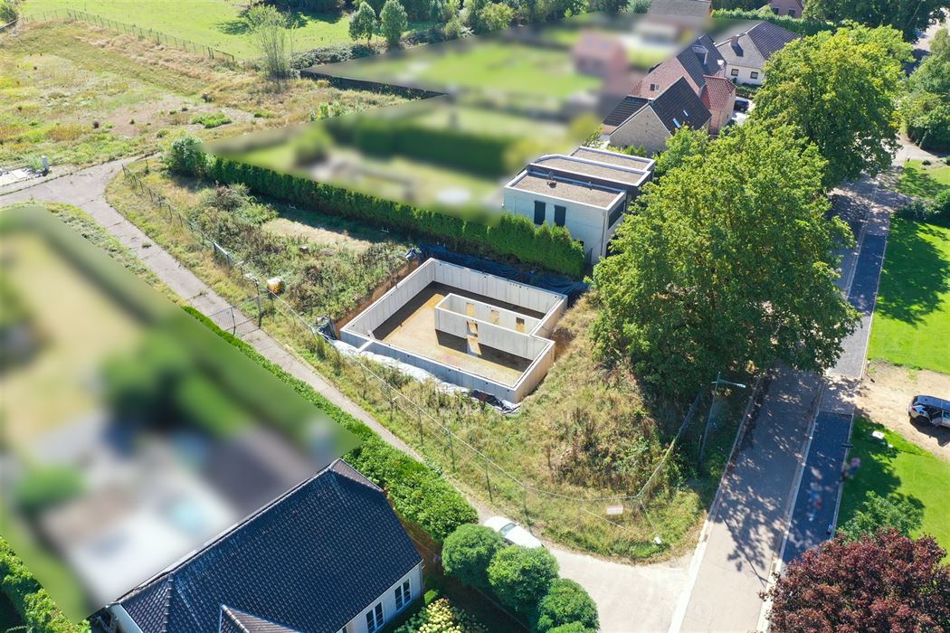 Open bebouwing met gegoten kelder