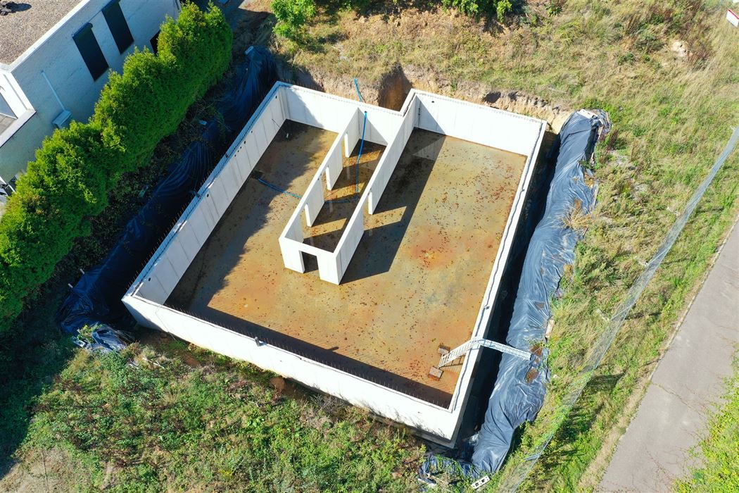 Open bebouwing met gegoten kelder