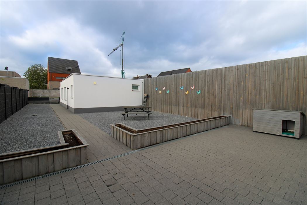 Instapklare gezinswoning met aparte woonunit, 4 slaapkamers en inpandige garage op ruim perceel in hartje Maasmechelen!