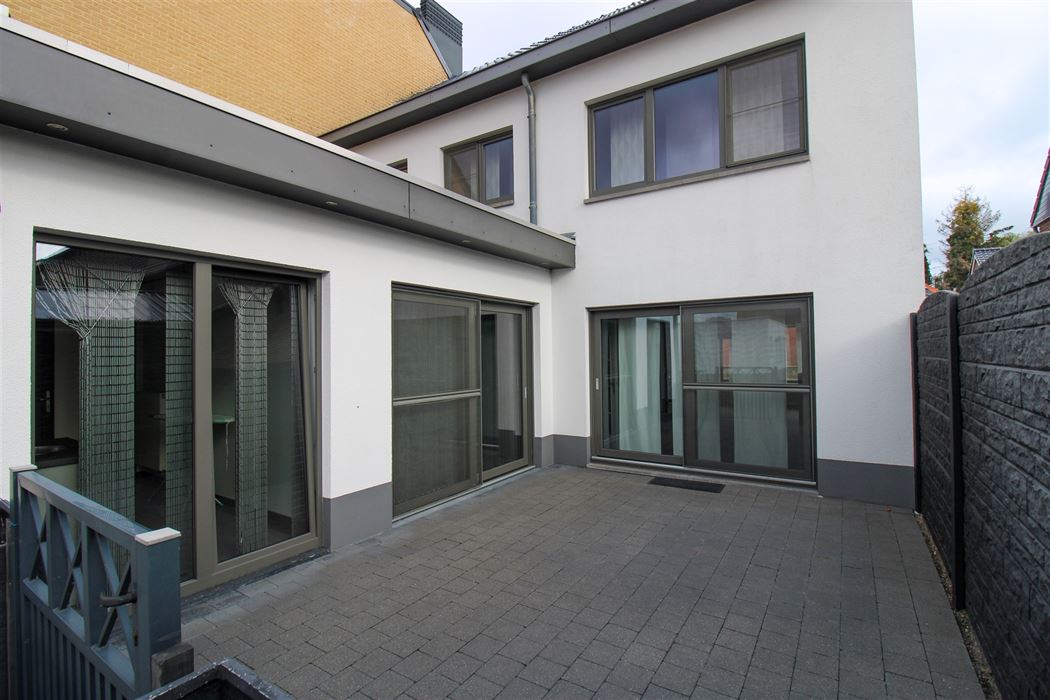 Instapklare gezinswoning met aparte woonunit, 4 slaapkamers en inpandige garage op ruim perceel in hartje Maasmechelen!