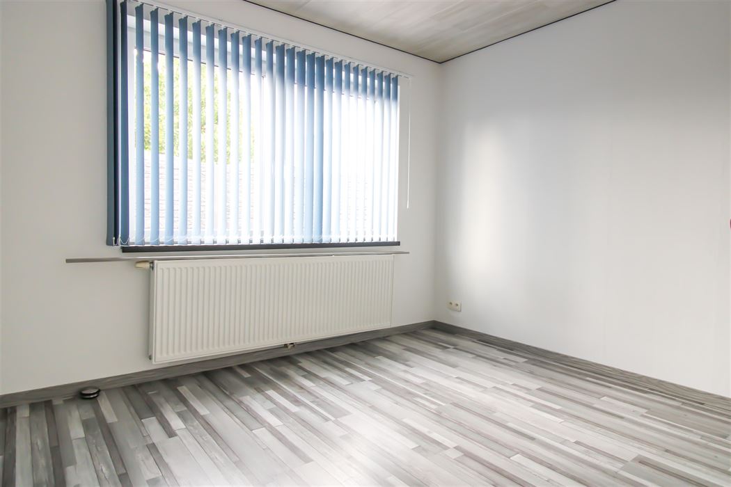 Instapklare gezinswoning met aparte woonunit, 4 slaapkamers en inpandige garage op ruim perceel in hartje Maasmechelen!