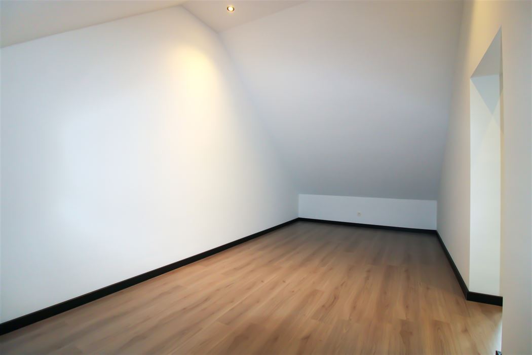 Instapklare gezinswoning met aparte woonunit, 4 slaapkamers en inpandige garage op ruim perceel in hartje Maasmechelen!