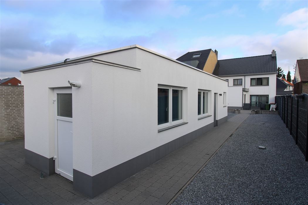 Instapklare gezinswoning met aparte woonunit, 4 slaapkamers en inpandige garage op ruim perceel in hartje Maasmechelen!
