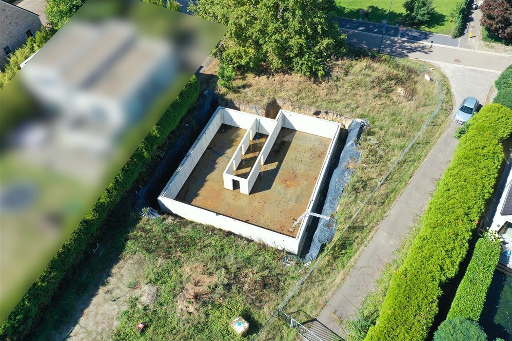 Open bebouwing met gegoten kelder