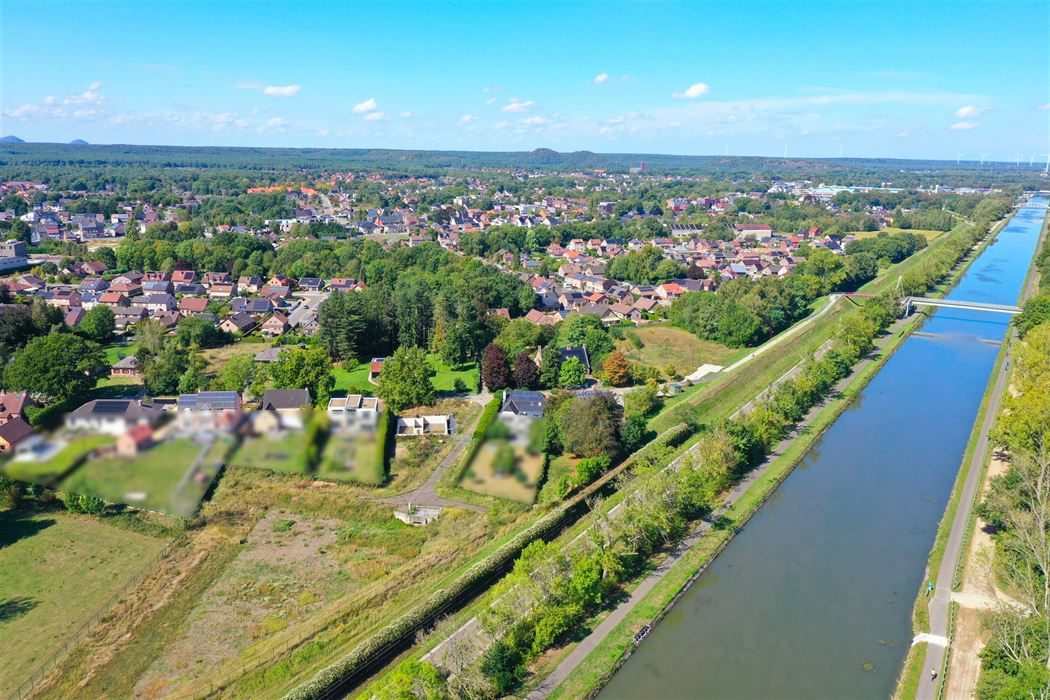 Open bebouwing met gegoten kelder