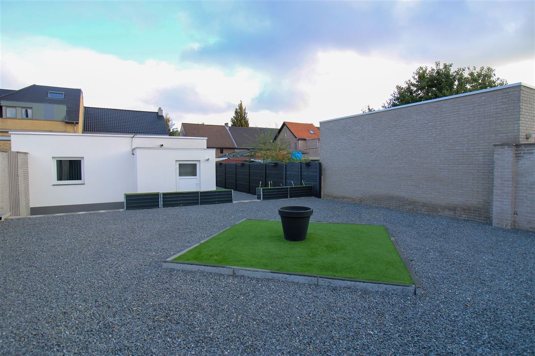 Instapklare gezinswoning met aparte woonunit, 4 slaapkamers en inpandige garage op ruim perceel in hartje Maasmechelen!