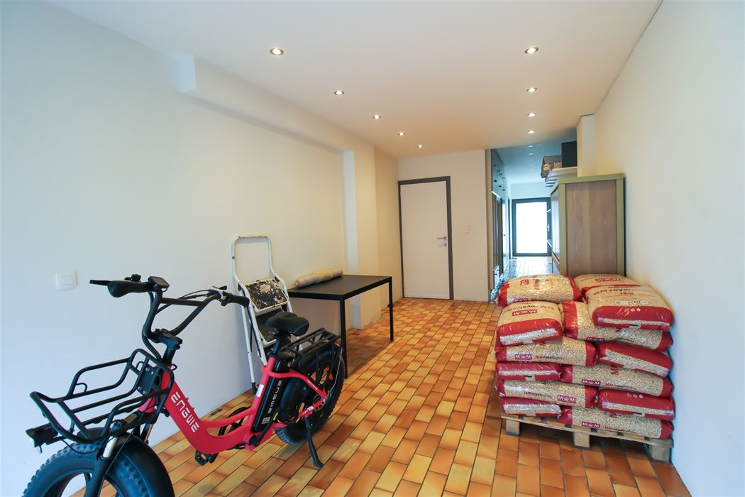 Instapklare gezinswoning met aparte woonunit, 4 slaapkamers en inpandige garage op ruim perceel in hartje Maasmechelen!