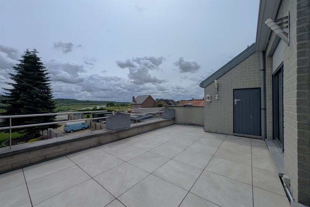 Grotestraat 332/2 – genieten van comfort, sauna, ruime inpandige garage, prachtig aangelegde tuin en een uniek uitzicht over de Maas!