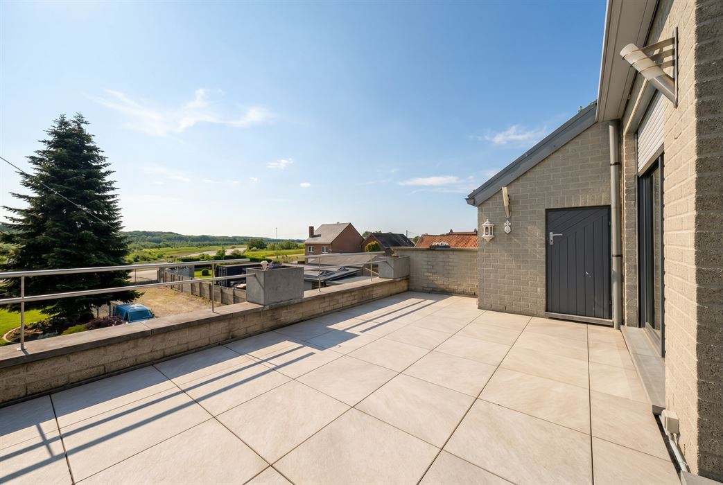 Grotestraat 332/2 – genieten van comfort, sauna, ruime inpandige garage, prachtig aangelegde tuin en een uniek uitzicht over de Maas!