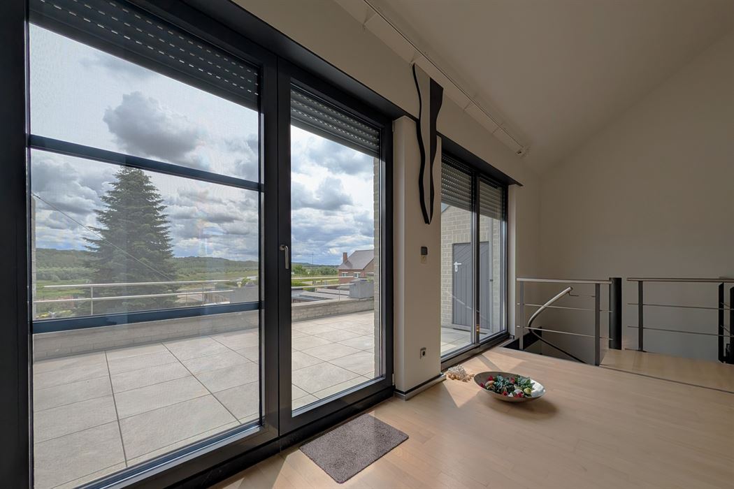 Grotestraat 332/2 – genieten van comfort, sauna, ruime inpandige garage, prachtig aangelegde tuin en een uniek uitzicht over de Maas!