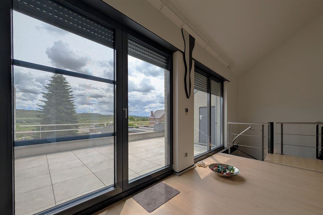 Grotestraat 332/2 – genieten van comfort, sauna, ruime inpandige garage, prachtig aangelegde tuin en een uniek uitzicht over de Maas!