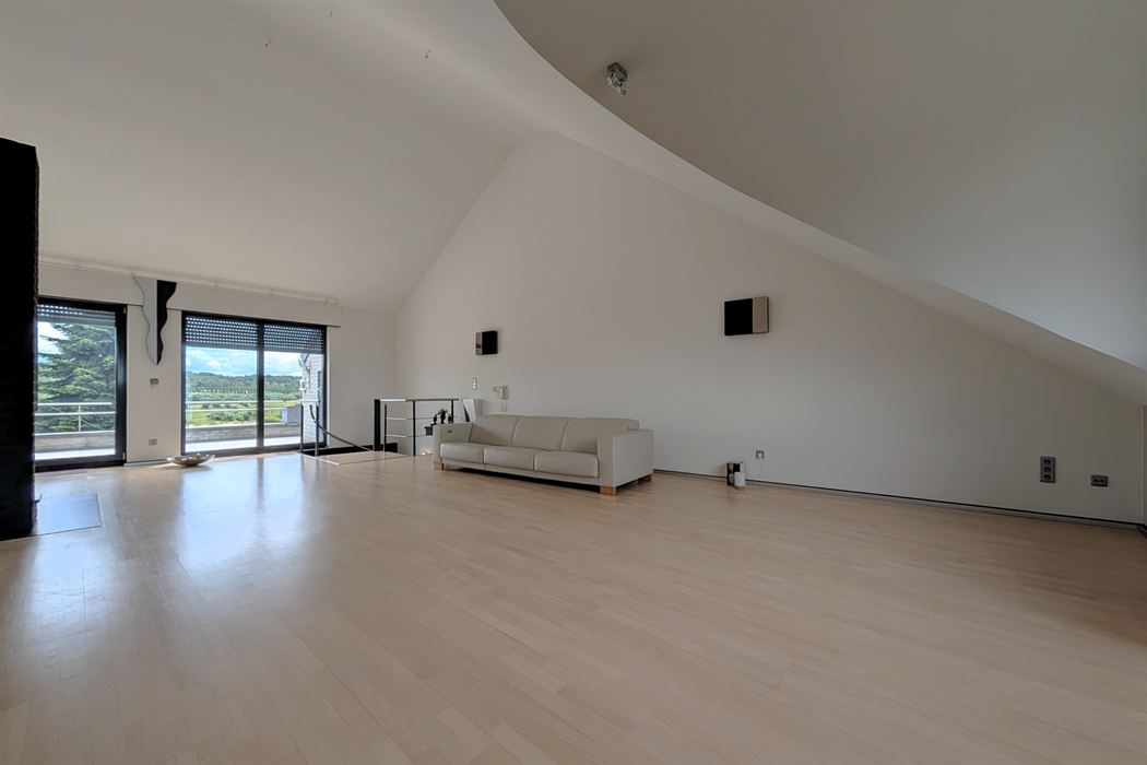 Grotestraat 332/2 – genieten van comfort, sauna, ruime inpandige garage, prachtig aangelegde tuin en een uniek uitzicht over de Maas!