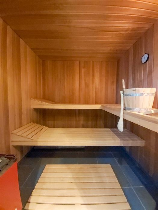 Grotestraat 332/2 – genieten van comfort, sauna, ruime inpandige garage, prachtig aangelegde tuin en een uniek uitzicht over de Maas!