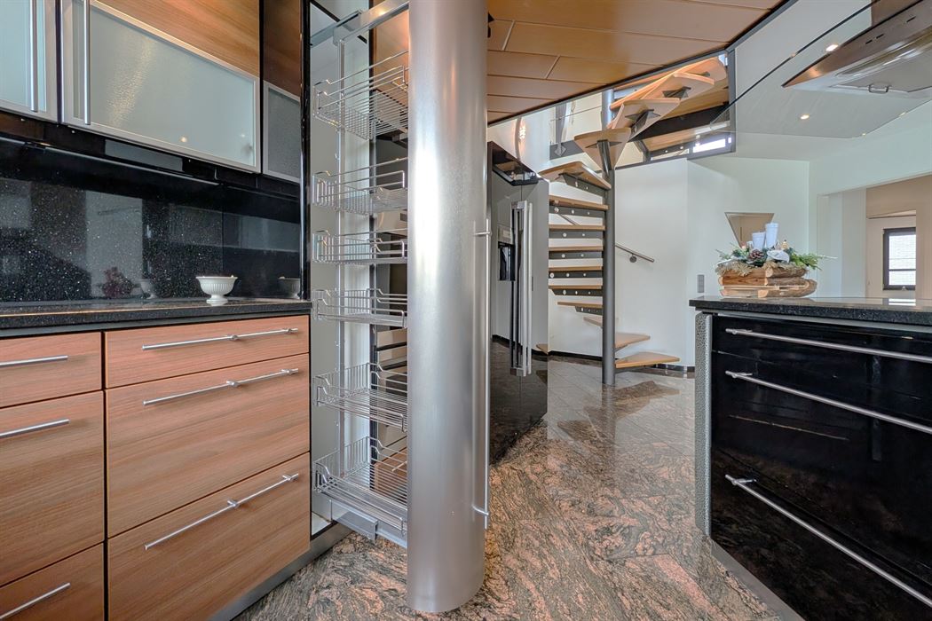 Grotestraat 332/2 – genieten van comfort, sauna, ruime inpandige garage, prachtig aangelegde tuin en een uniek uitzicht over de Maas!