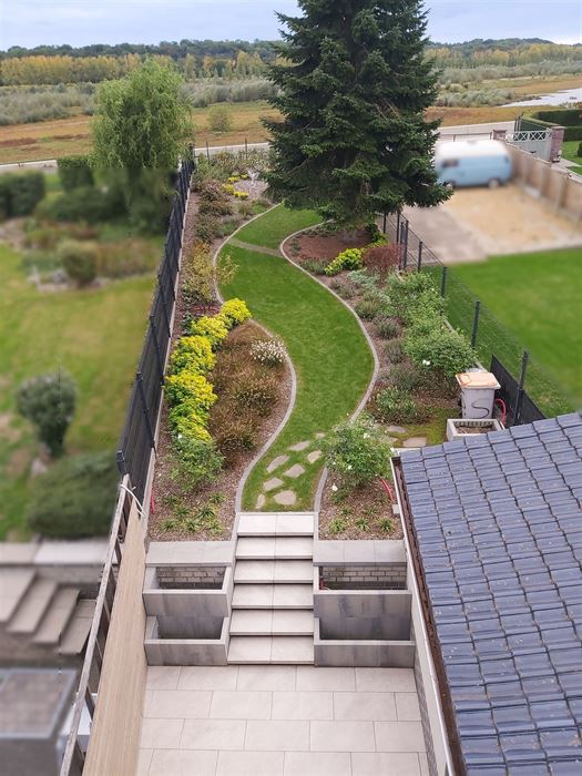 Grotestraat 332/2 – genieten van comfort, sauna, ruime inpandige garage, prachtig aangelegde tuin en een uniek uitzicht over de Maas!