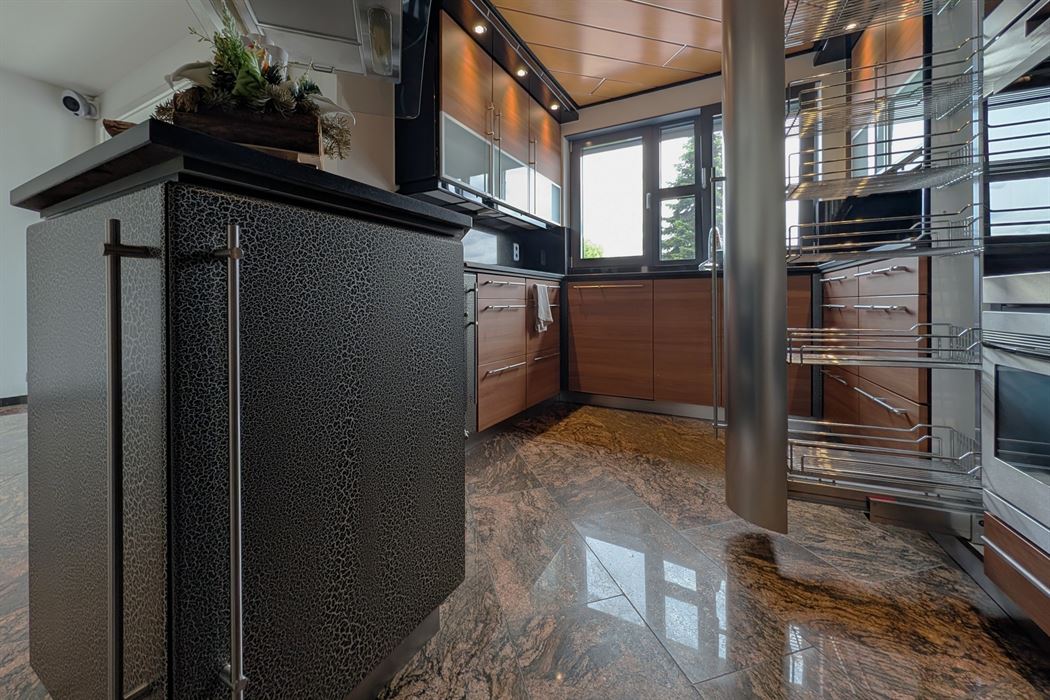 Grotestraat 332/2 – genieten van comfort, sauna, ruime inpandige garage, prachtig aangelegde tuin en een uniek uitzicht over de Maas!
