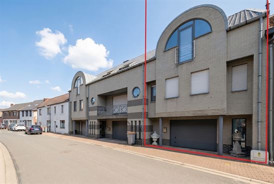 Grotestraat 332/2 – genieten van comfort, sauna, ruime inpandige garage, prachtig aangelegde tuin en een uniek uitzicht over de Maas!