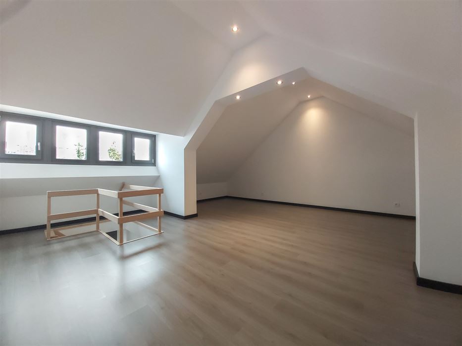 Instapklare gezinswoning met aparte woonunit, 4 slaapkamers en inpandige garage op ruim perceel in hartje Maasmechelen!