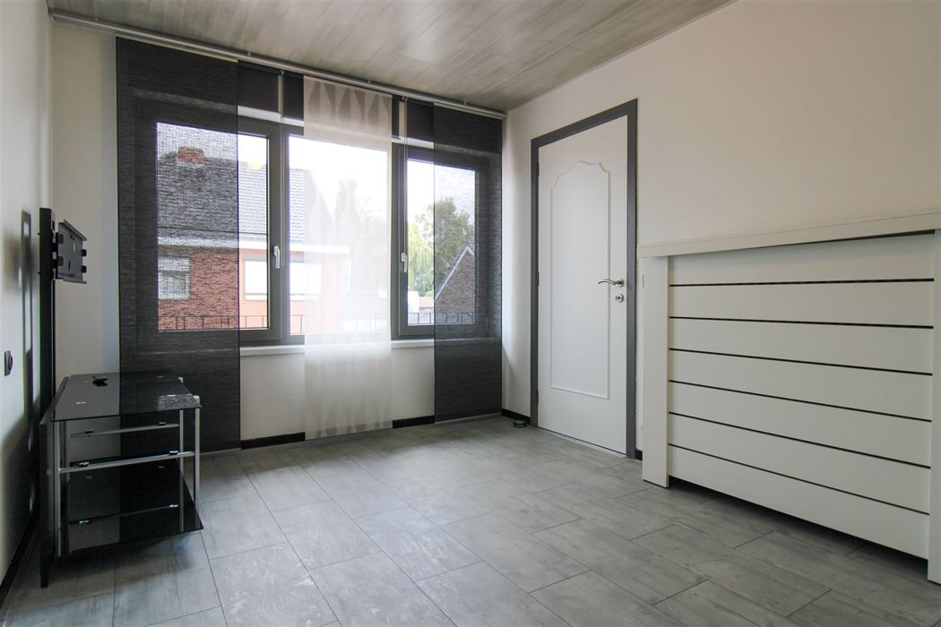 Instapklare gezinswoning met aparte woonunit, 4 slaapkamers en inpandige garage op ruim perceel in hartje Maasmechelen!