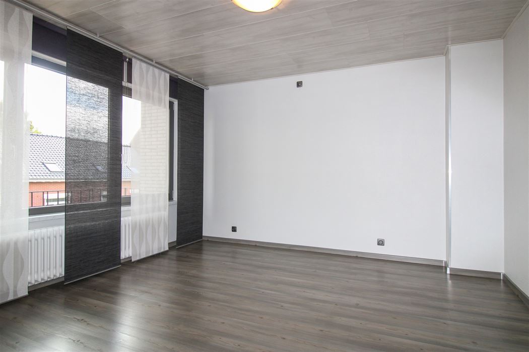 Instapklare gezinswoning met aparte woonunit, 4 slaapkamers en inpandige garage op ruim perceel in hartje Maasmechelen!