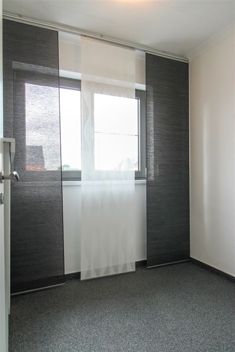 Instapklare gezinswoning met aparte woonunit, 4 slaapkamers en inpandige garage op ruim perceel in hartje Maasmechelen!