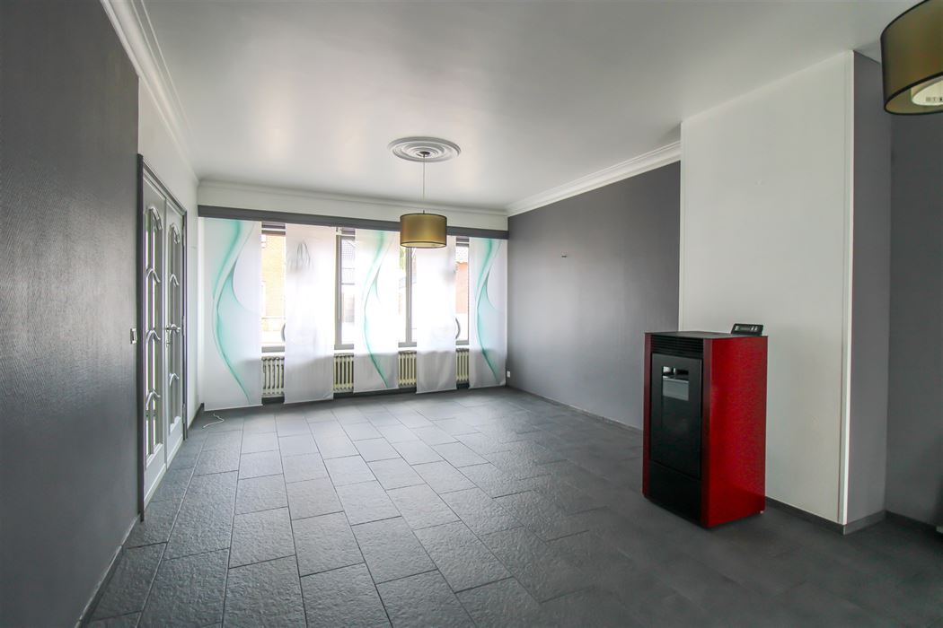 Instapklare gezinswoning met aparte woonunit, 4 slaapkamers en inpandige garage op ruim perceel in hartje Maasmechelen!
