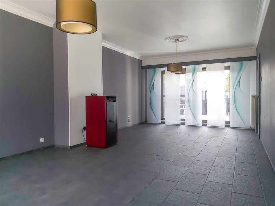 Instapklare gezinswoning met aparte woonunit, 4 slaapkamers en inpandige garage op ruim perceel in hartje Maasmechelen!
