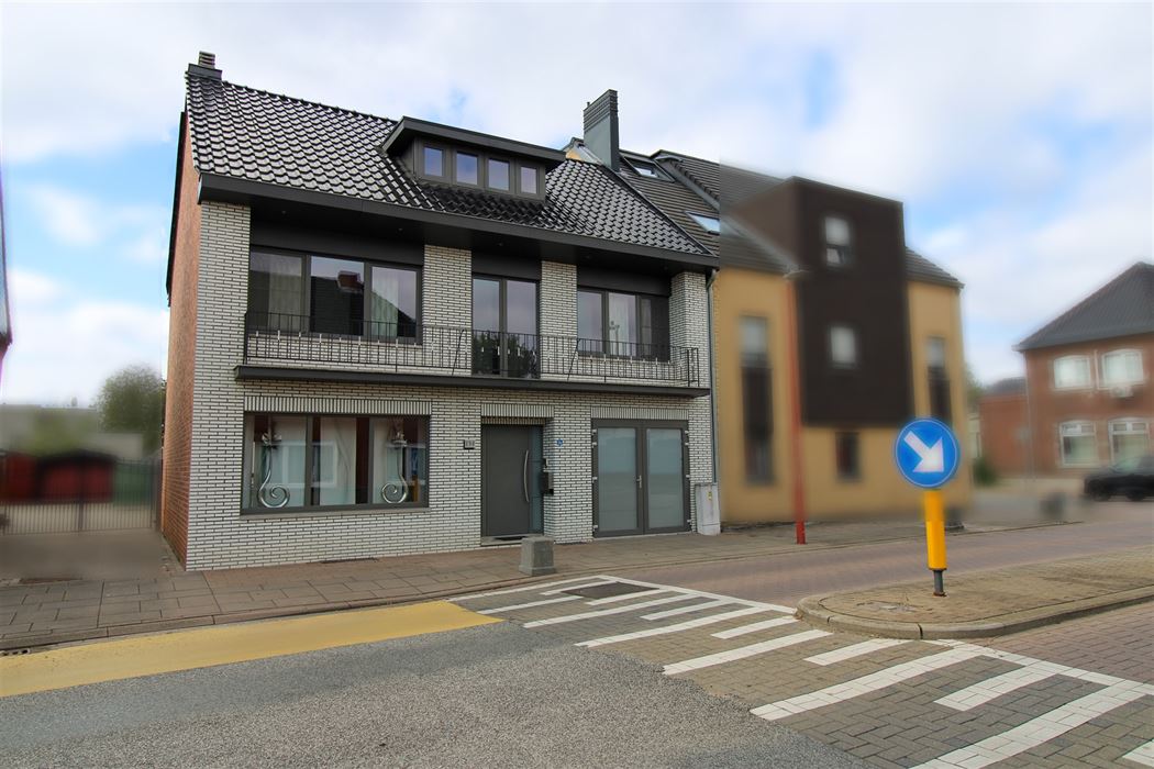 Instapklare gezinswoning met aparte woonunit, 4 slaapkamers en inpandige garage op ruim perceel in hartje Maasmechelen!
