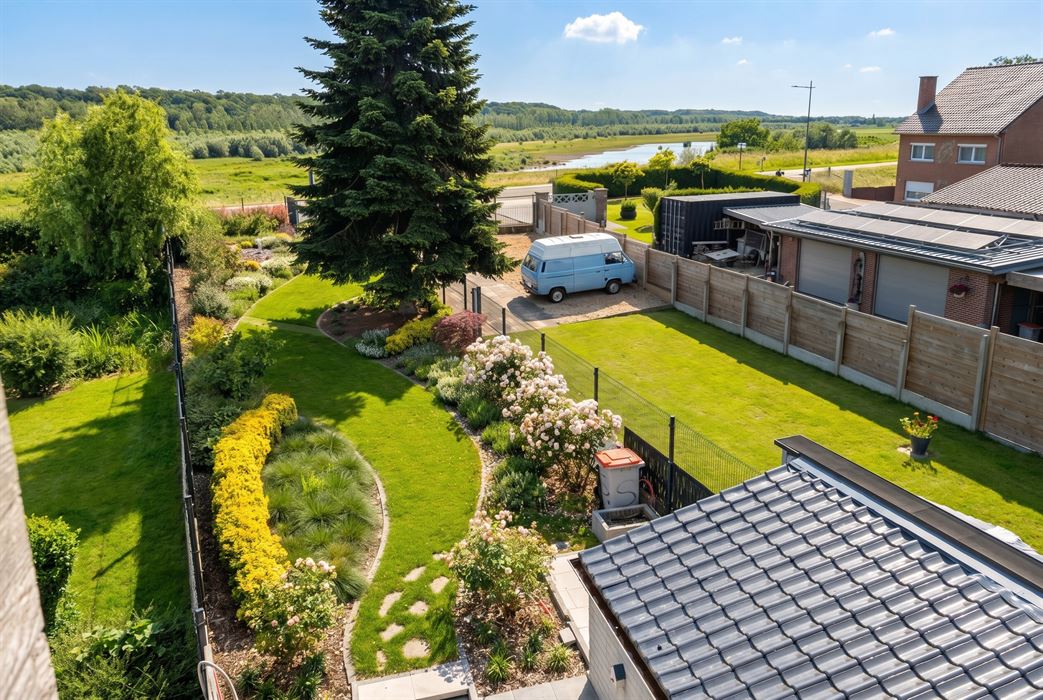 Grotestraat 332/2 – genieten van comfort, sauna, ruime inpandige garage, prachtig aangelegde tuin en een uniek uitzicht over de Maas!