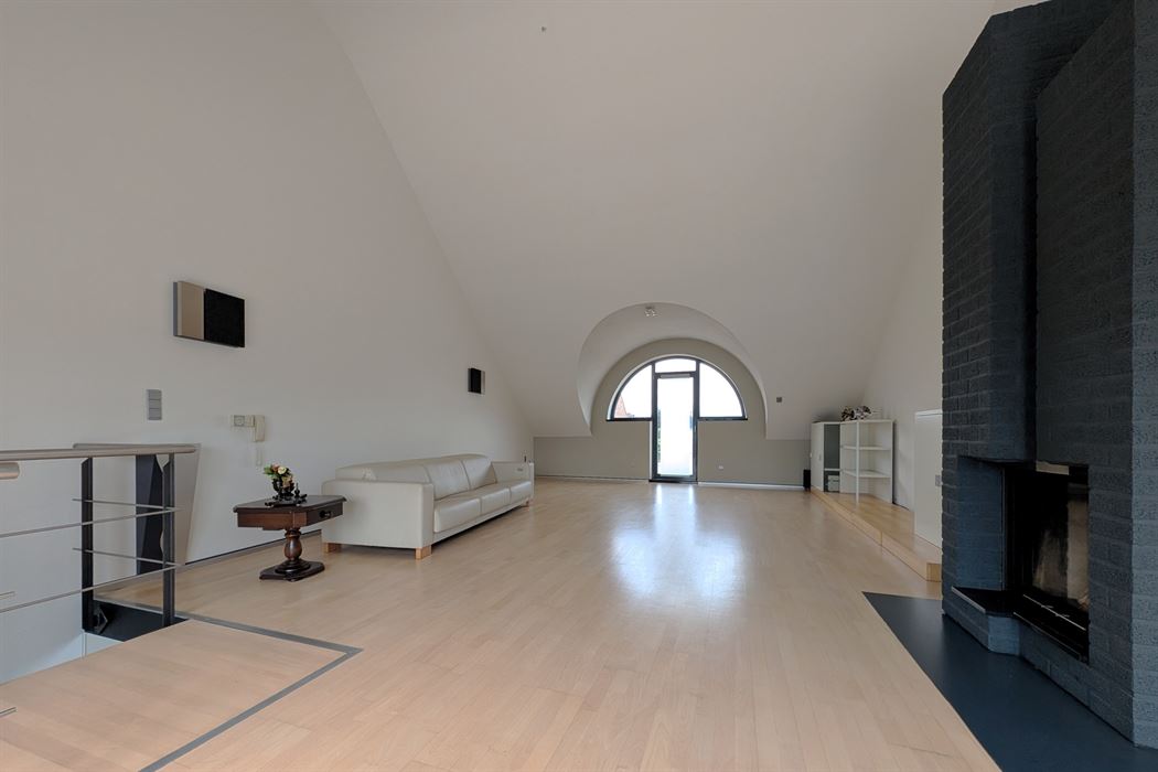 Grotestraat 332/2 – genieten van comfort, sauna, ruime inpandige garage, prachtig aangelegde tuin en een uniek uitzicht over de Maas!