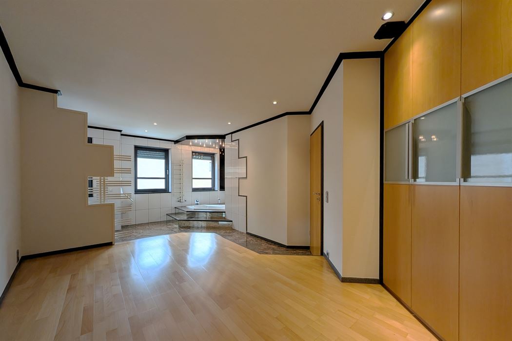 Grotestraat 332/2 – genieten van comfort, sauna, ruime inpandige garage, prachtig aangelegde tuin en een uniek uitzicht over de Maas!
